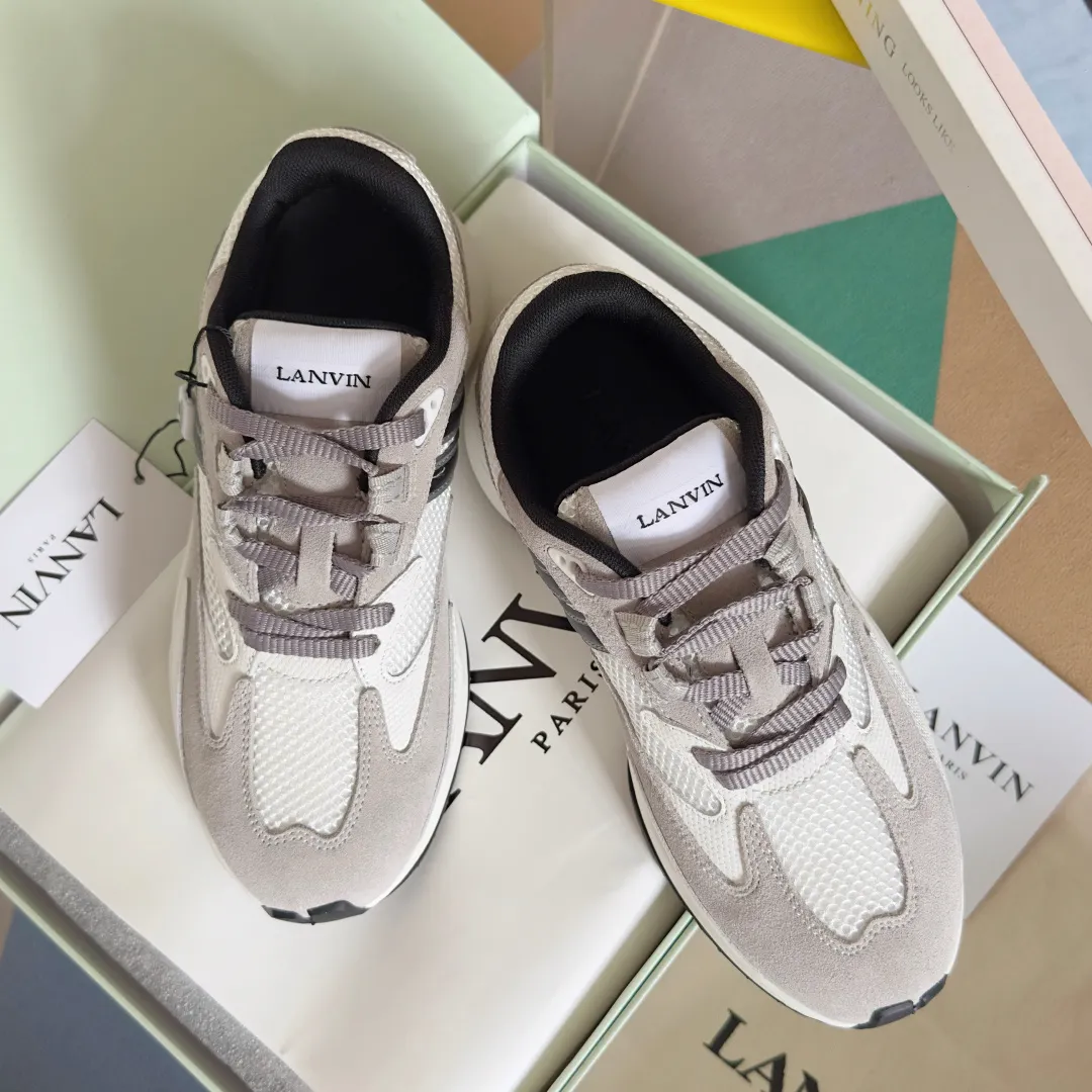 Top version: Couple model 290 Lanvin Lanvin's latest Jla series Couple model Mesh Thick sole Casual sports shoes Running shoes Original purchase, development and production This men's and women's sports shoes are light and comfortable, and the mesh design makes the uppers lighter. They are not afraid of stuffy feet, and the shoes look fashionable when paired with skirts and trousers. The upper is decorated with LANVIN's classic •J logo. The curved lines pay tribute to the circular element of the LANVIN logo, showing the brand's ingenuity. This shoe combines sports, fashion and craftsmanship. The delivery counter has exquisite packaging 🛍📦 ▪️ Fabric: Original customized mesh + cowhide ▪️ Lining: Original imported breathable mesh ▪️ Sole: Exclusive molded foam + TPU material ▪️ Bottom thickness: 4CM ▪️ Size: Women's 35-41 / Men's 39-45